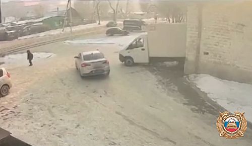 Скриншот кадра видео пресс-службы Госавтоинспекции Хакасии